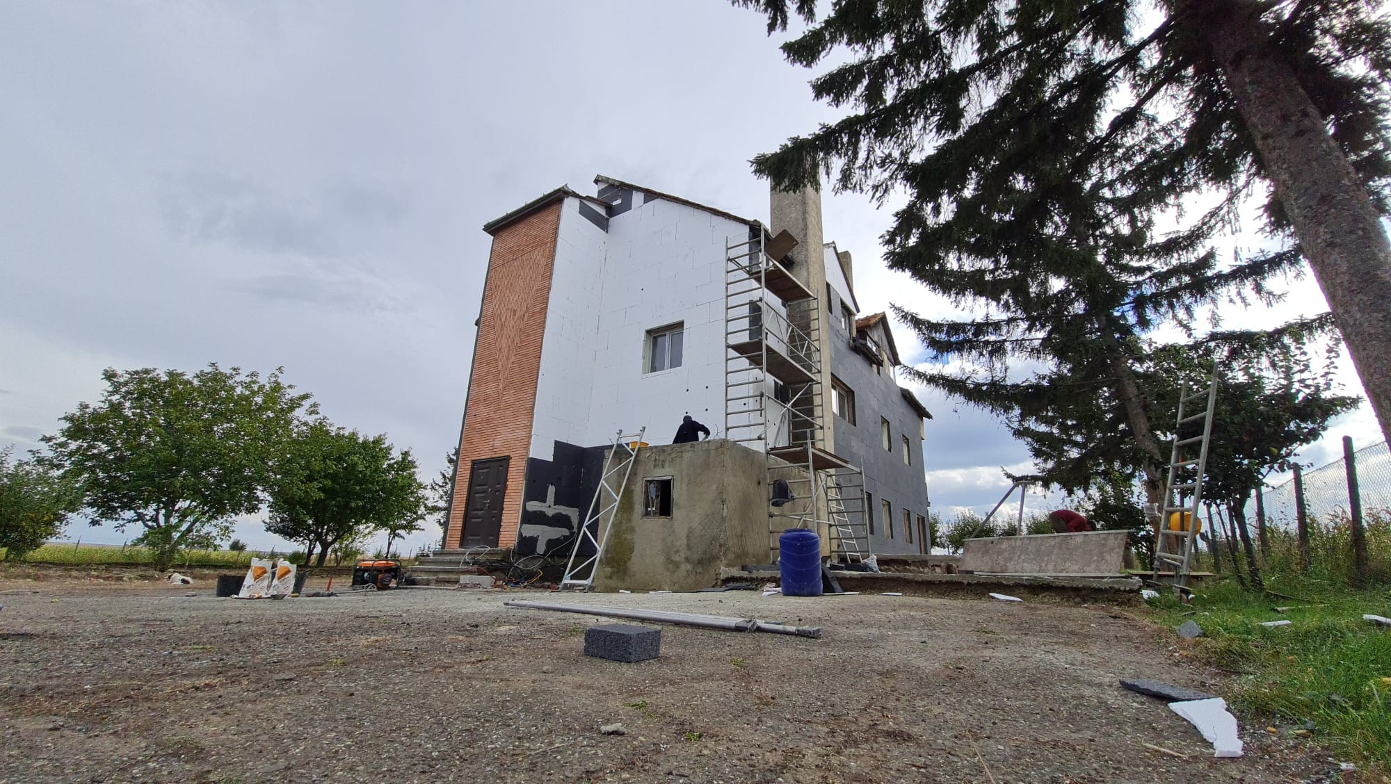 (P) Bătr&acirc;nii nimănui, găzduiți &icirc;n fosta vilă de protocol a lui Nicolae Ceaușescu