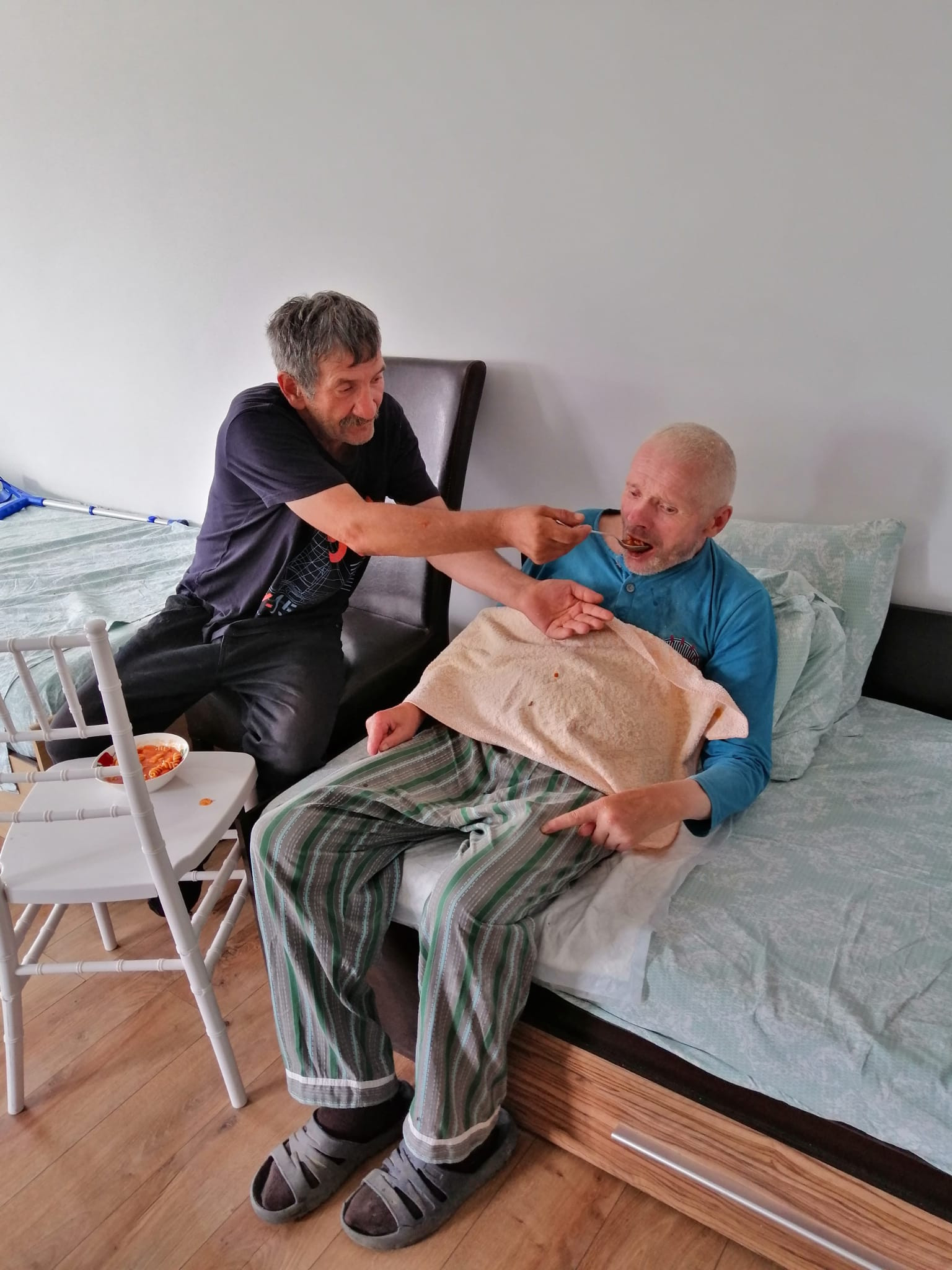 (P) Bătr&acirc;nii nimănui, găzduiți &icirc;n fosta vilă de protocol a lui Nicolae Ceaușescu