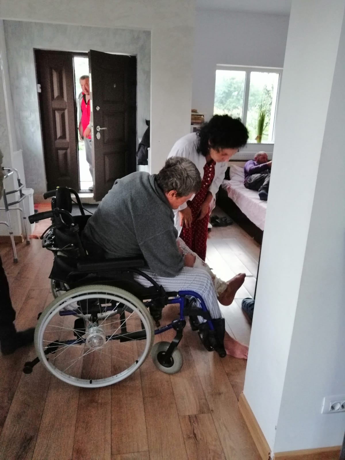 (P) Bătr&acirc;nii nimănui, găzduiți &icirc;n fosta vilă de protocol a lui Nicolae Ceaușescu