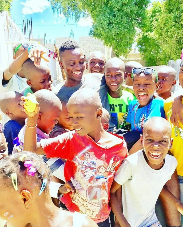 Povestea studentului care se luptă să adopte un bebeluș găsit într-un coș de gunoi | GALERIE FOTO