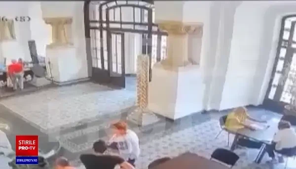 Imagini cu momentul în care o statuie cade peste un copil în Primăria Capitalei VIDEO