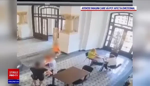 Imagini cu momentul în care o statuie cade peste un copil în Primăria Capitalei. Băiatul se află în stare gravă la ATI. VIDEO