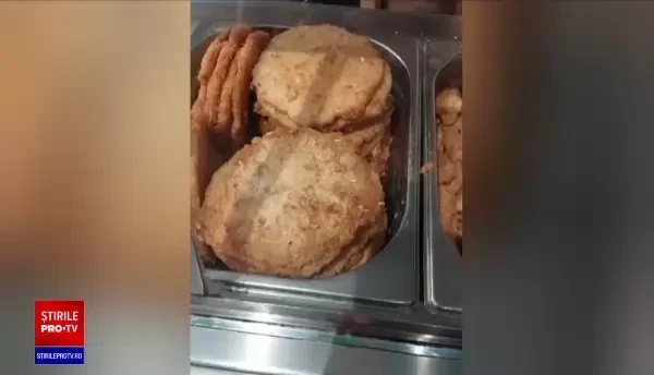 Imagini virale cu viermi care colcăie în mâncarea unei șaormerii din București. Reacția incredibilă a unui angajat