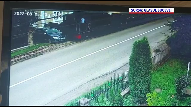 Mocănița din Bucovina a fost scoasă de pe șine după ce o șoferiță neatentă nu s-a asigurat. Mașina i-a fost strivită. VIDEO