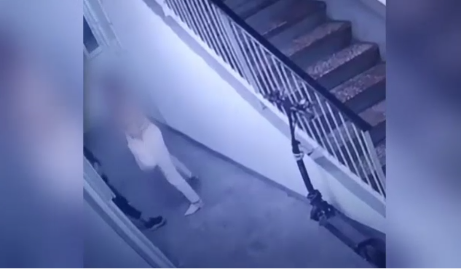 Momentul în care o femeie este agresată în scara blocului, în București. „A deschis uşa şi a început să mă agreseze”. VIDEO