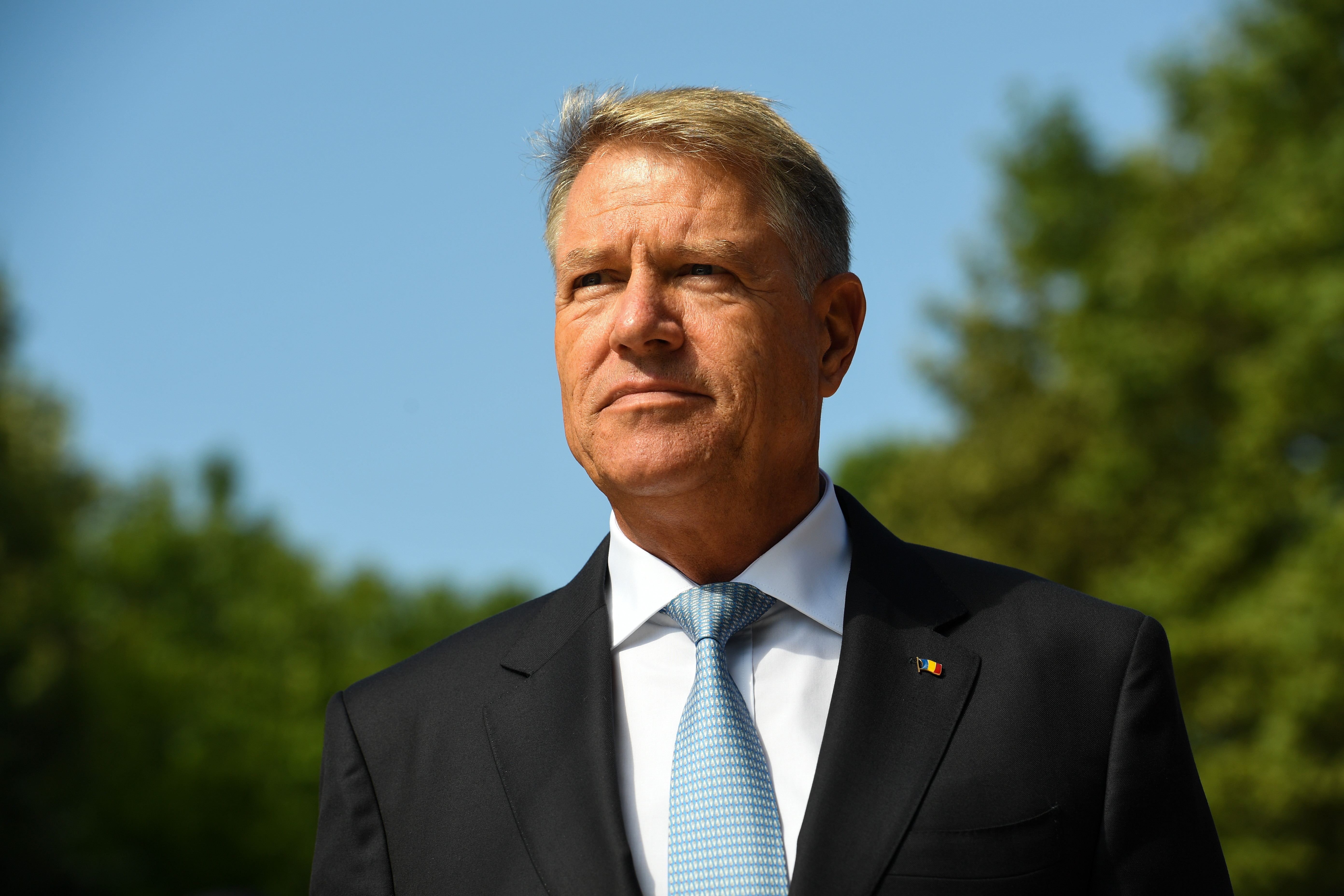 Klaus Iohannis semnează în cartea de condoleanţe deschisă după moartea Reginei Elisabeta a II-a