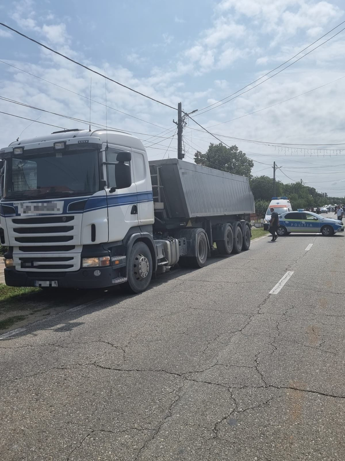 O fetiță de trei ani din Olt a murit, după ce a fost lovită de un TIR