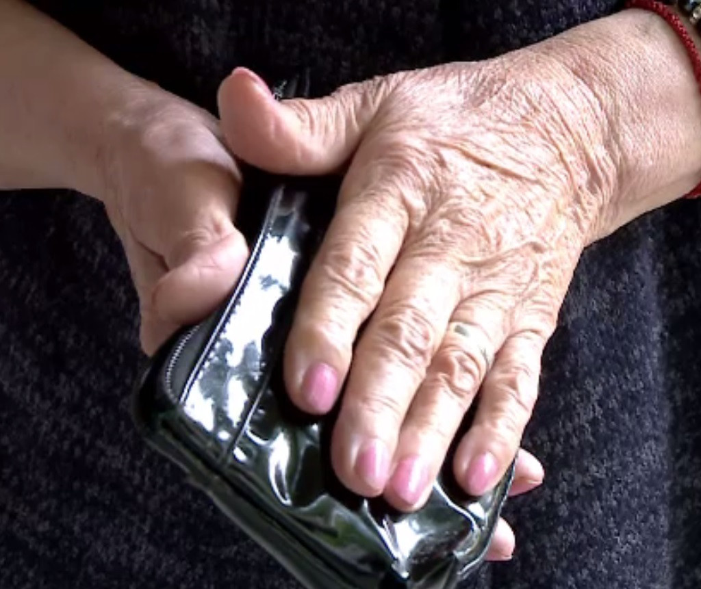 Femeie tâlhărită în plină zi, pe o stradă intens circulată din Craiova. Un jandarm aflat în timpul liber a intervenit decisiv