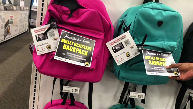 Tot mai mulți părinți din SUA aleg să le cumpere copiilor ghiozdane anti-glonț, după înmulțirea atacurilor armate în școli