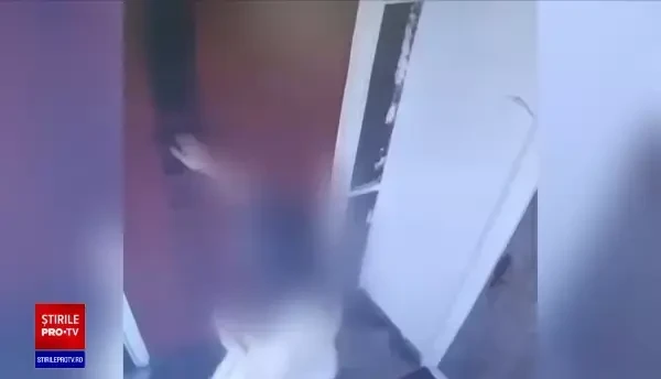 Momentul în care o femeie este agresată în scara blocului, în București. „A deschis uşa şi a început să mă agreseze”. VIDEO