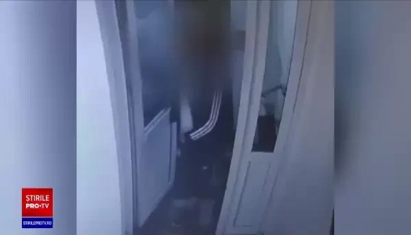 Momentul în care o femeie este agresată în scara blocului, în București. „A deschis uşa şi a început să mă agreseze”. VIDEO