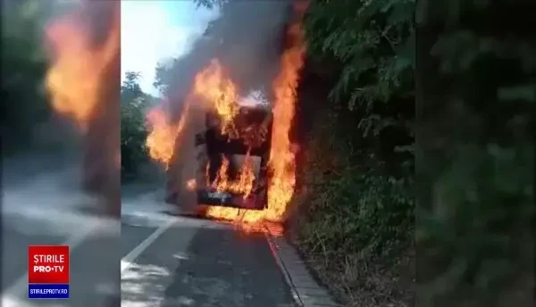 Momente de panică pentru călătorii dintr-un autobuz, din Bistrița. Vehiculul a luat foc în mers