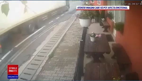 Sfârșit tragic pentru doi tineri care se întorceau de la mare. Mai aveau de mers 50 de km până acasă