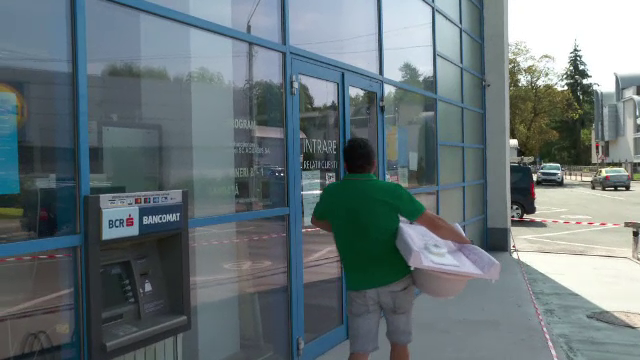 Protest inedit în Bistrița. Un bărbat supărat că nu are apă în casă și-a spălat rufele în fața companiei care o furnizează