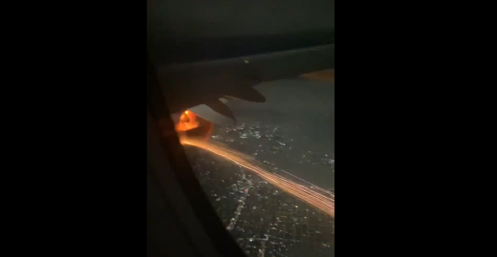 Motorul unui avion a explodat în zbor, la scurt timp de la decolare. „Am crezut că o să murim”. VIDEO