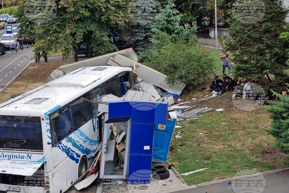 Doi poliţişti bulgari au murit după ce un bărbat a intrat cu autobuzul în maşina lor. Ce ascundea în interior