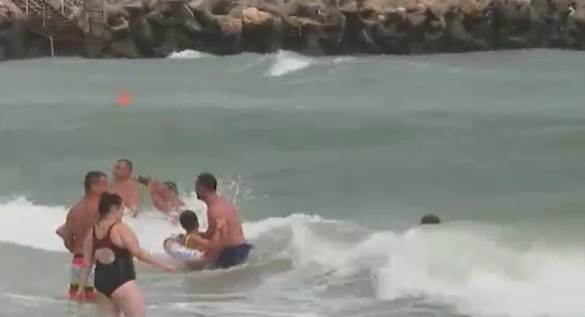 Scandal pe litoral, după ce salvamarii au arborat steagul roșu. A intervenit poliția. Valurile ajung la doi metri