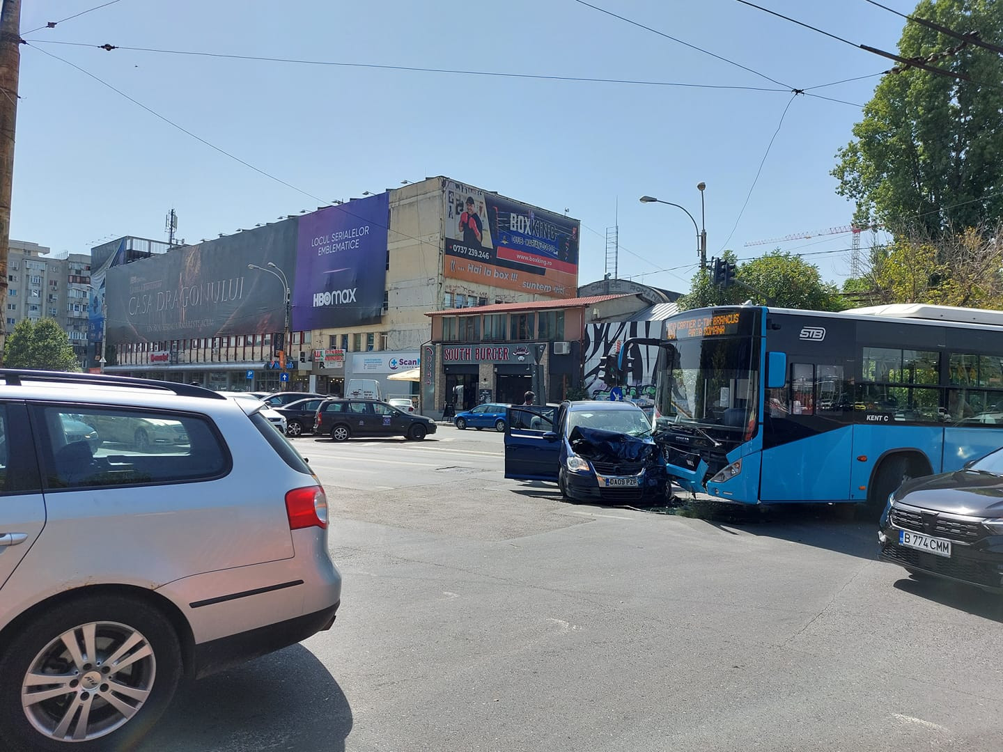 Accident grav în București. Un autoturism a intrat într-un autobuz plin cu oameni: Doi adulți și un copil au ajuns la spital