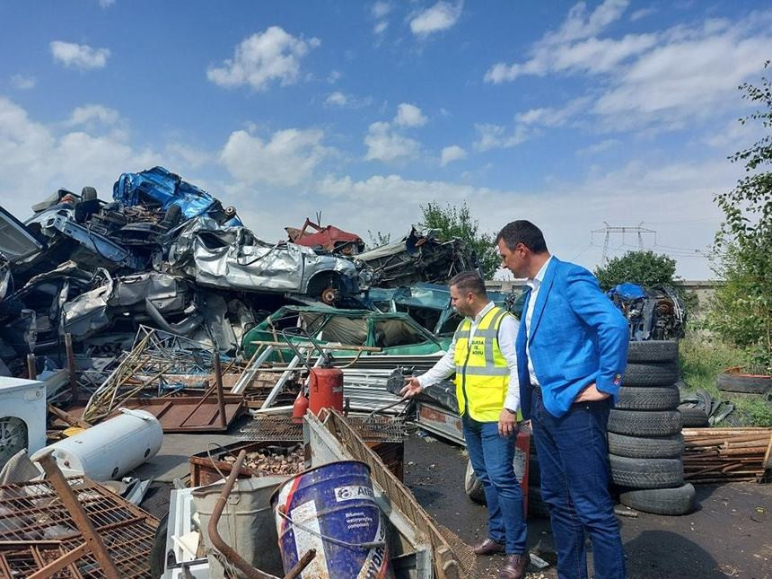 Ministrul Mediului, după controlul de la Bolintin Vale: Sunt zeci de mii de kilograme de deşeuri arse ilegal aici