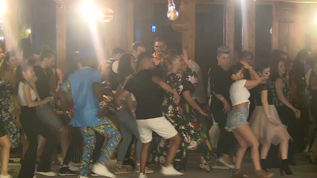 Pentru tot mai mulți bucureșteni serile înseamnă muzică, ritm, petrecere la piscină și socializare. Despre ce este vorba