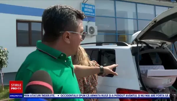 Protest inedit în Bistrița. Un bărbat supărat că nu are apă în și-a spălat rufele în fața companiei care furnizează