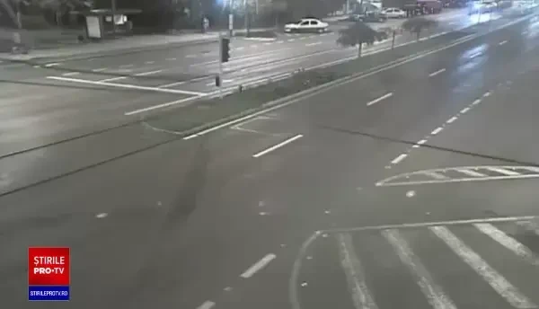 Momentul în care o femeie este lovită din plin de o mașină de poliție locală, în Timișoara