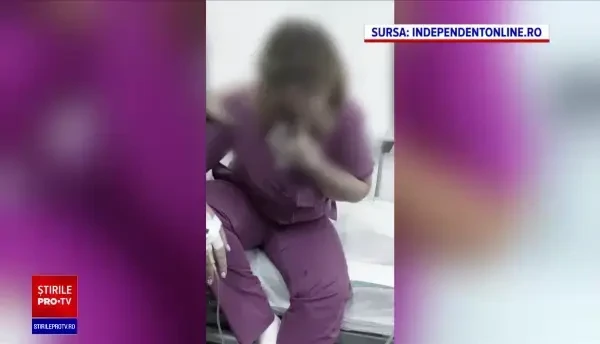 O doctoriță a fost bătută de un pacient în Spitalul Municipal din Fetești. Colegele au filmat-o plină de sânge