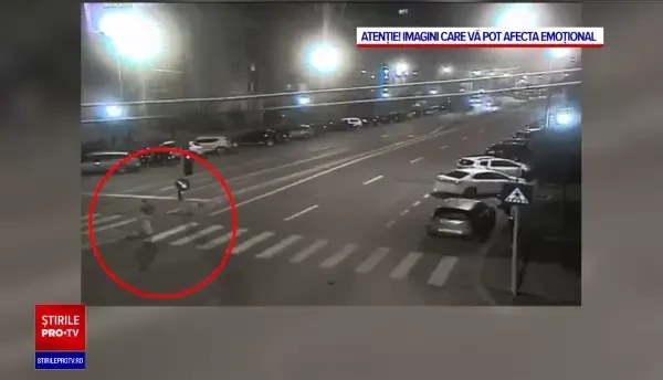 Momentul în care o femeie este lovită din plin de o mașină de poliție locală, în Timișoara, în timp ce traversa pe roșu