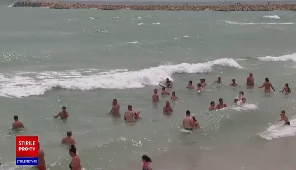 Scandal pe litoral, după ce salvamarii au arborat steagul roșu. A intervenit poliția. Valurile ajung la doi metri
