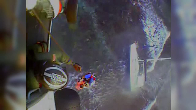 Un bărbat aflat pe un iaht ce aproape s-a scufundat a fost salvat în mod spectaculos de un eclicopter