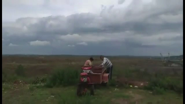 Amenda uriașă primită de un bărbat după ce un consătean l-a filmat când arunca gunoi. Ce spune soția reclamatului