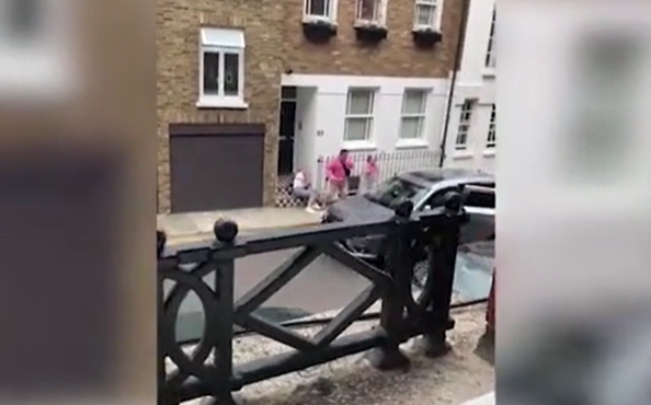 Cum a amenințat o bătrână cu un baston doi hoți ce atacaseră un cuplu. Aceștia au furat un ceas extrem de scump VIDEO