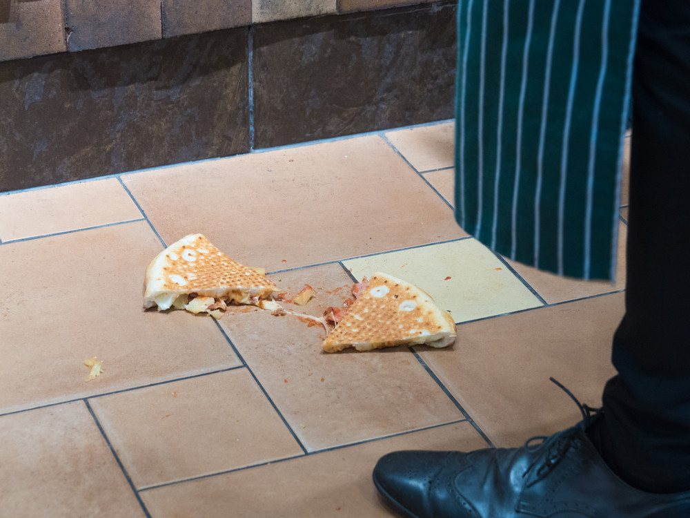 Adevărul din spatele „regulii de cinci secunde”. Putem sau nu să mâncăm alimente căzute pe jos