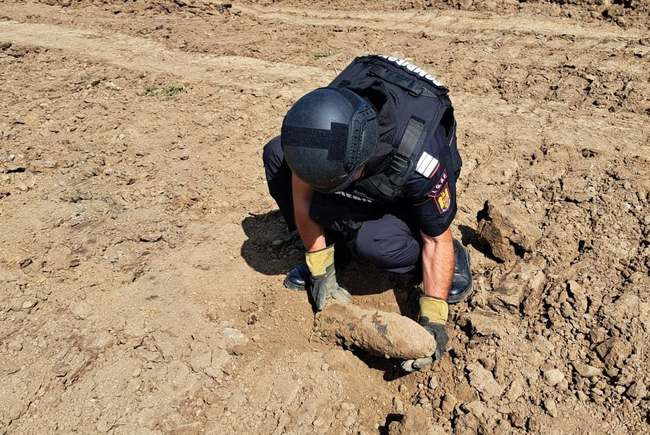 Proiectil exploziv funcţional, descoperit în incinta Aeroportului Oradea, în zona de construcţie a Terminalului cargo