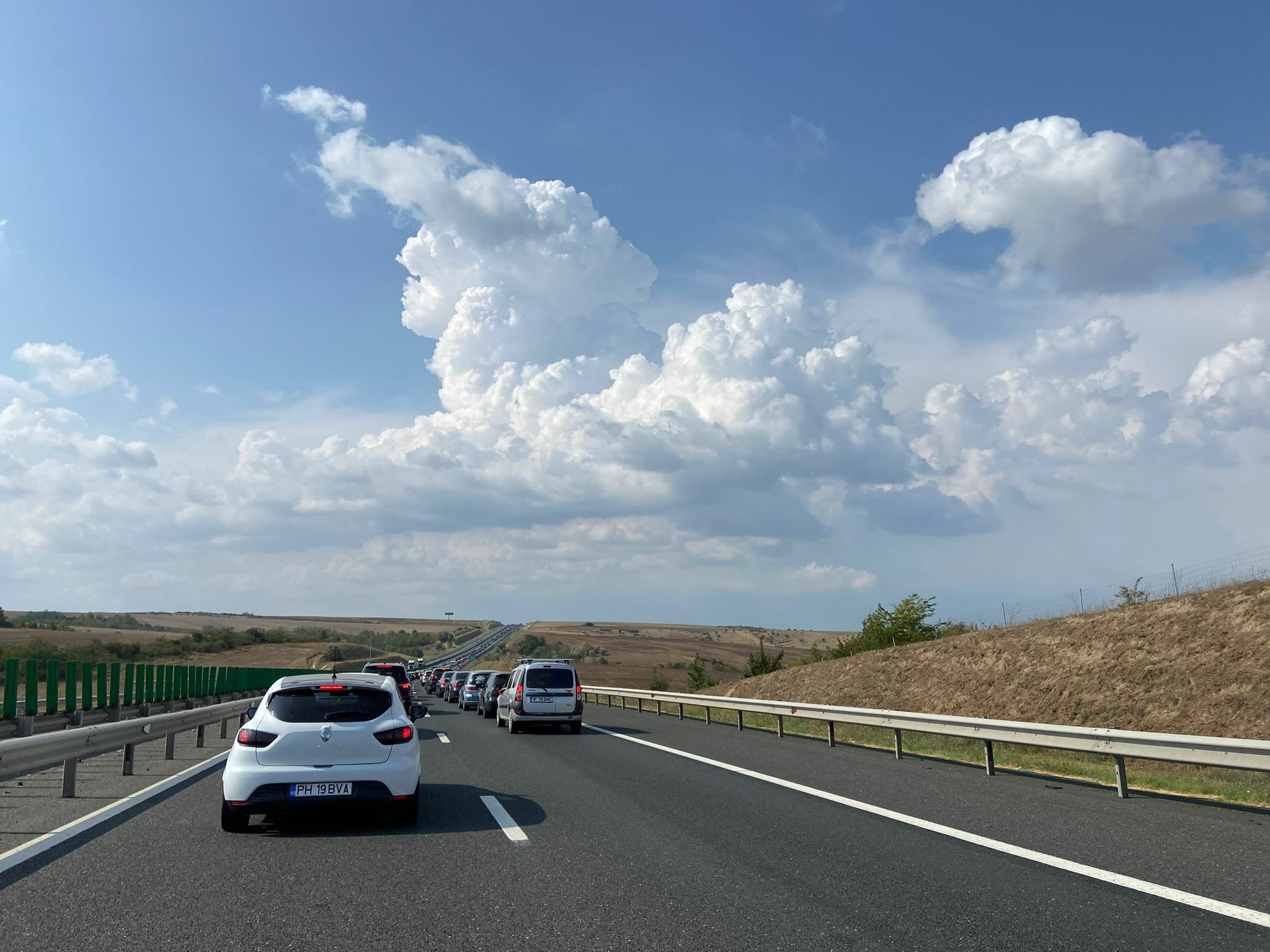 Cozi interminabile pe Autostrada Soarelui de 1 Mai. Se circulă pe unele porţiuni şi cu 50 de km/h