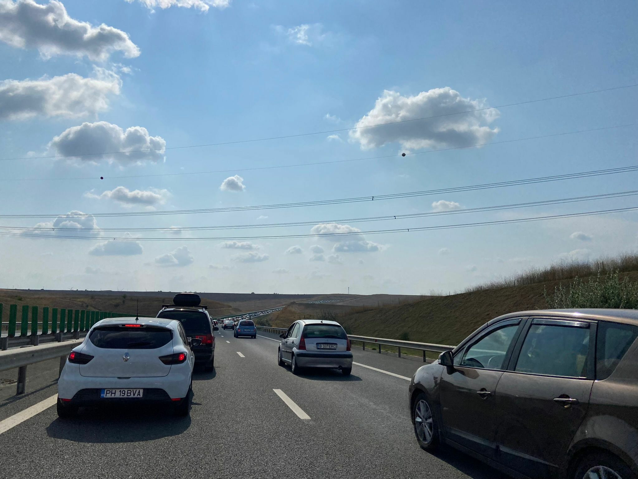 Se circulă în condiţii de ploaie torenţială cu acumulare de apă pe carosabil şi vizibilitate redusă, pe Autostrada Soarelui