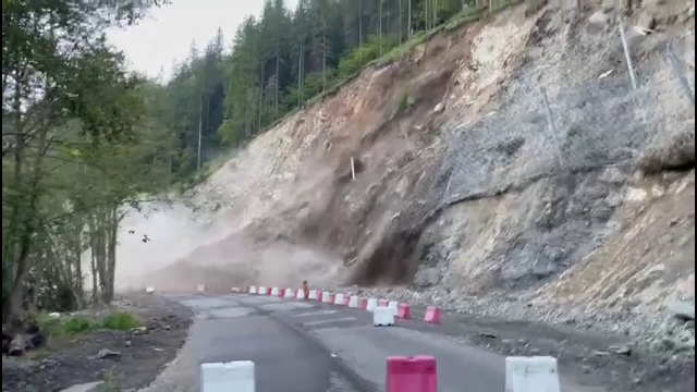 Traficul a fost închis pe șoseaua ce leagă Vatra Dornei de Broșteni. Au căzut bolovani de pe versanți