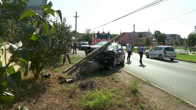O șoferiță a intrat în plin cu mașina într-un stâlp. Cum le-a explicat accidentul polițiștilor