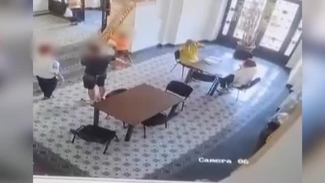 Un copil a fost rănit în interiorul Primăriei Capitalei după ce o statuie a căzut peste el