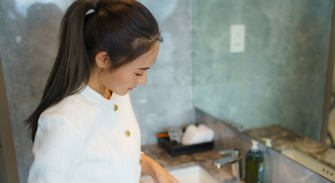 O thailandeză a rămas blocată într-o baie timp de trei zile. Convinsă că va muri, ea şi-a scris testamentul pe pereţi