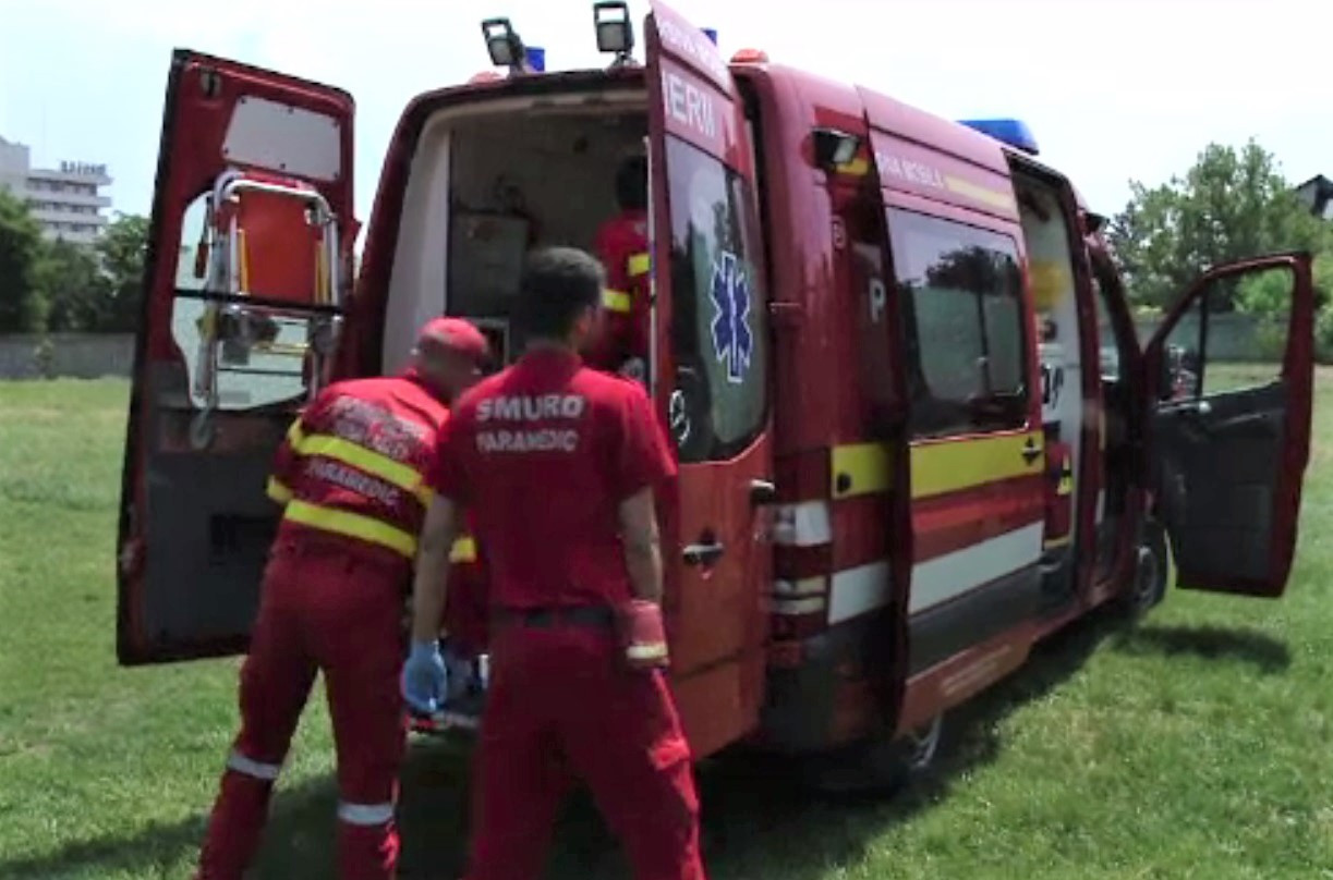 Un copil de 13 ani s-a înecat într-un ștrand din Satu Mare. Medicii încearcă din răsputeri să îl stabilizeze