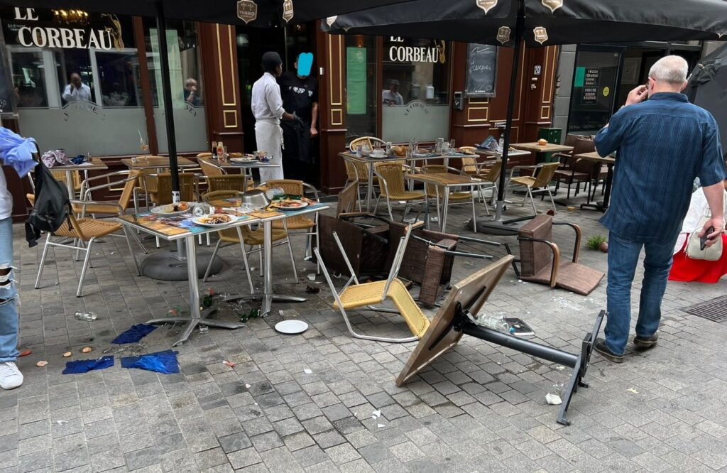 Un şofer a intrat cu duba într-o terasă din Bruxelles, apoi s-a făcut nevăzut. Șase oameni au fost răniţi | VIDEO