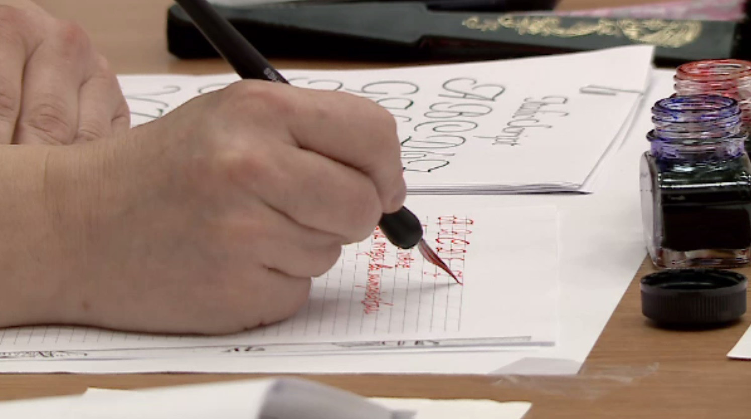 Scrisul de mână, pe cale de dispariție. Specialiștii avertizează: limbajul și scrierea sunt vitale în dezvoltarea oamenilor