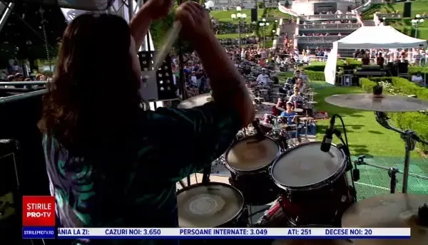 Zeci de toboșari de toate vârstele au cântat în sincron șase piese rock. S-au coordonat perfect deși nu au repetat împreună