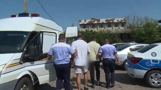 Bătaie cruntă la un bar din Dâmbovița, între patru bărbați, de la o mașină de tuns. Unul s-a dezbrăcat, în semn de protest