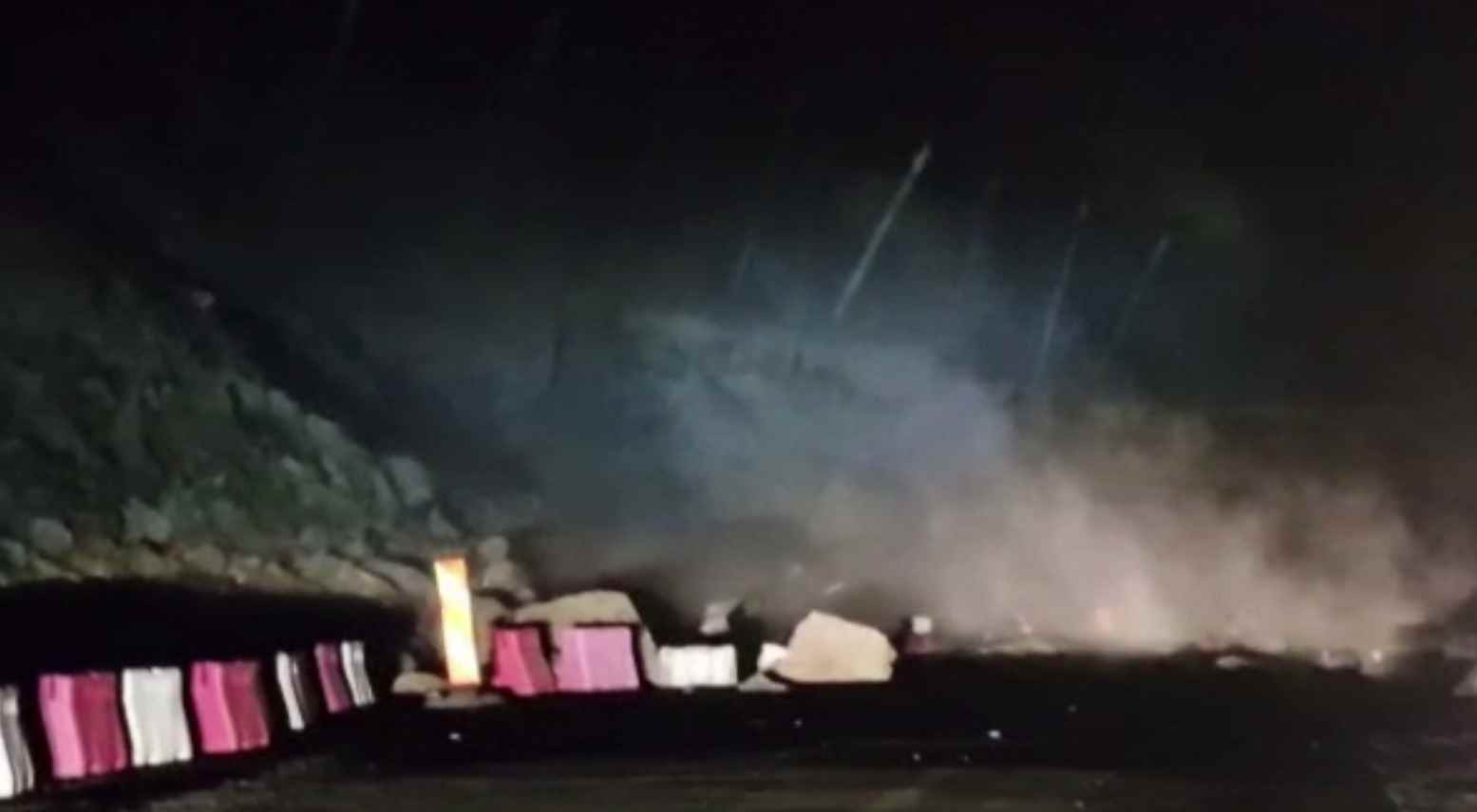 Șoseaua Vatra Dornei-Broșteni, acoperită de căderile de bolovani. Drumul a fost închis, iar autoritățile caută soluții