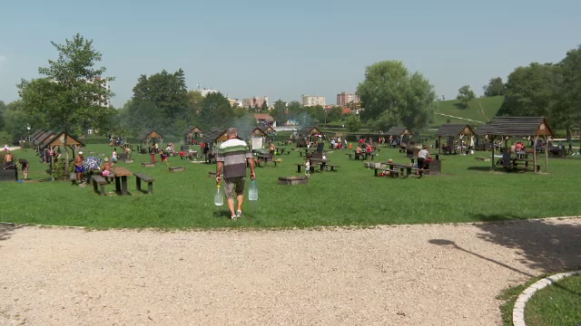 Iubitorii de picnicuri s-au retras în locurile special amenajate pentru grătar și au profitat de vremea călduroasă