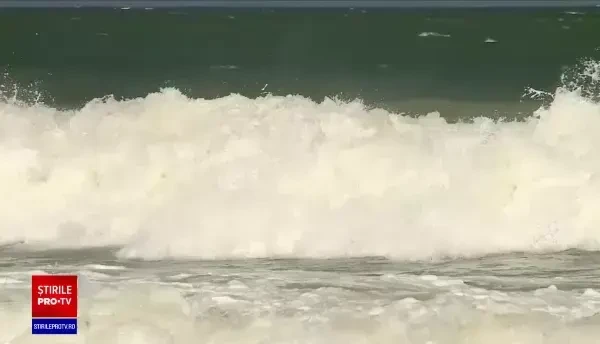 Zi plină de incidente pe litoral. Un bărbat a murit în mare la Neptun, iar alți turiști au fost scoși la limită din apă