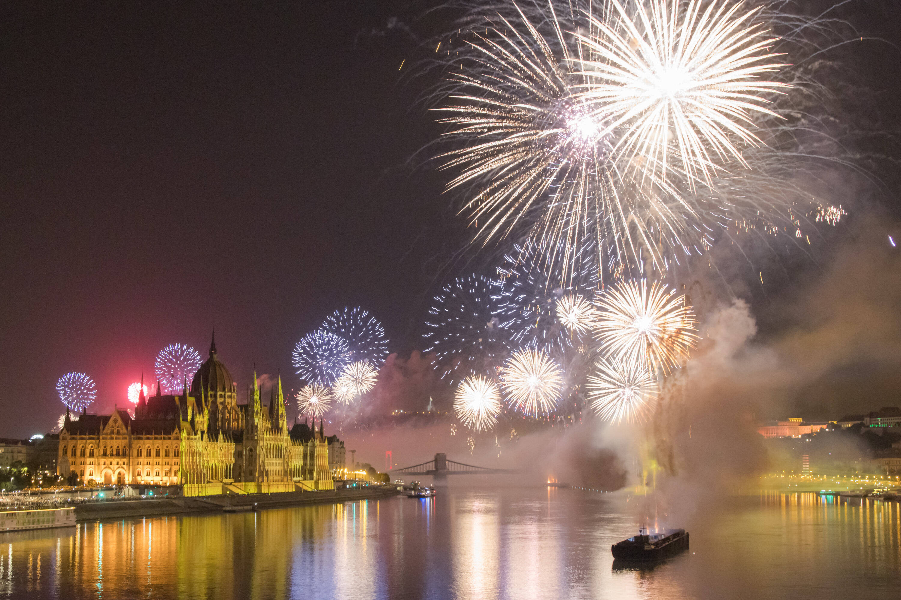 Spectacol impresionant de artificii, la Budapesta. Mii de oameni au asistat la show-ul programat de Ziua Națională