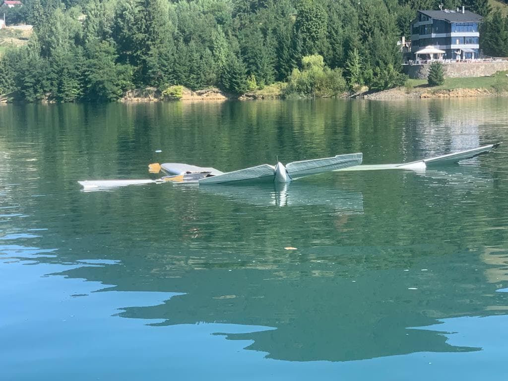Încă un accident aviatic în România. Un avion ușor s-a prăbușit în lacul Colibița. Pilotul a murit | FOTO